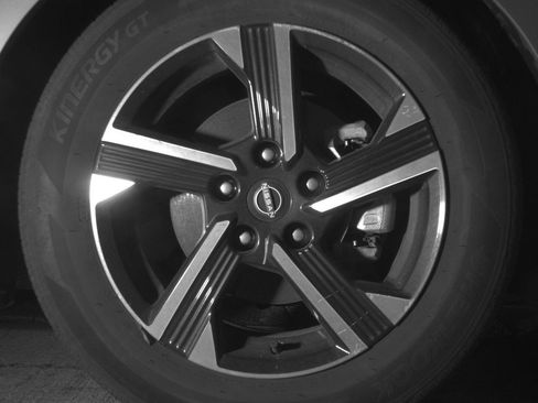 Used 2025 Nissan Sentra SV image 13