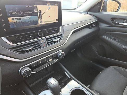 Used 2024 Nissan Altima 2.5 SV w/ SV Premium Package image 12