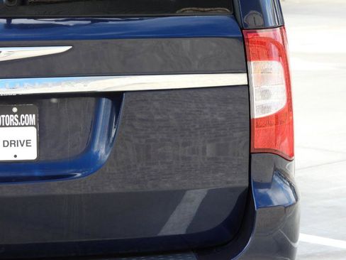 Used 2014 Chrysler Town & Country Touring-L image 14