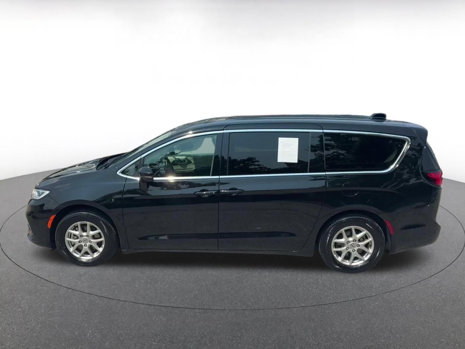 Used 2024 Chrysler Pacifica Touring-L FWD image 8