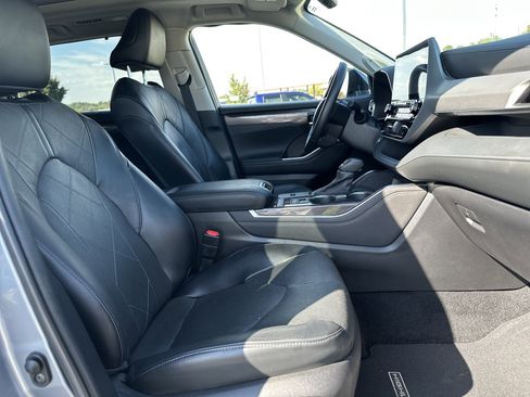 Certified 2022 Toyota Highlander Platinum image 31
