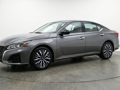 Used 2025 Nissan Altima 2.5 SV image 3