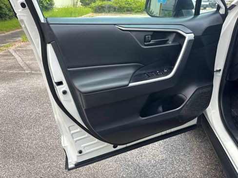 Used 2019 Toyota RAV4 LE w/ Carpet Mat Package FWD image 10