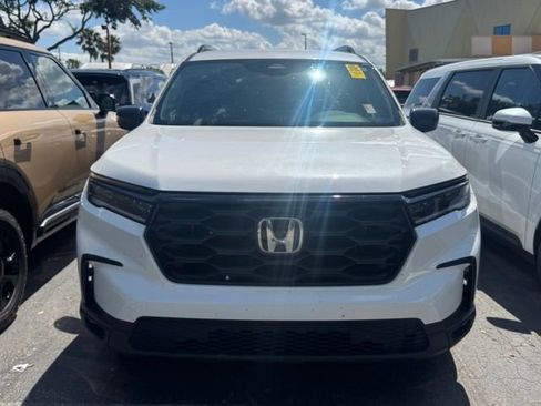 Used 2025 Honda Pilot Sport image 8