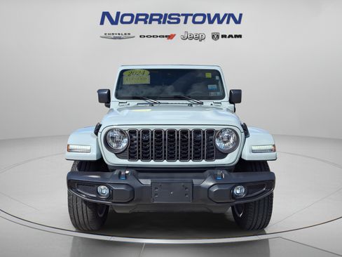 Used 2024 Jeep Wrangler Unlimited w/ Convenience Group AWD/4WD image 2