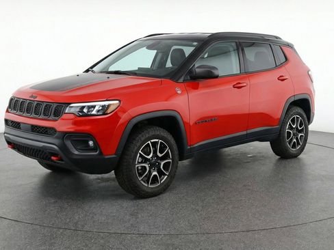 Used 2025 Jeep Compass Trailhawk AWD/4WD image 3