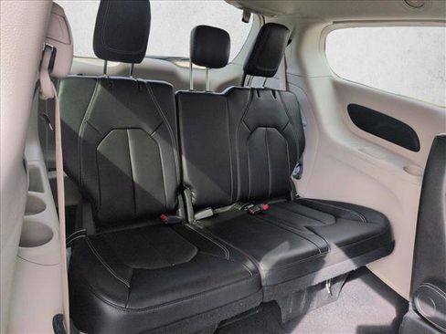 Used 2024 Chrysler Pacifica Touring-L image 19