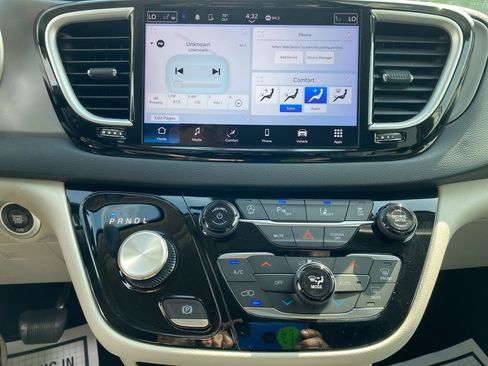 Used 2023 Chrysler Pacifica Touring-L image 33