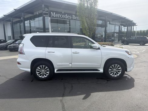 Used 2018 Lexus GX 460 Premium w/ Premium Package image 9