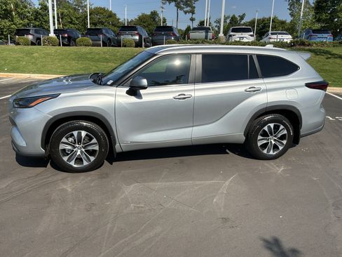 Used 2025 Toyota Highlander XLE AWD/4WD image 7