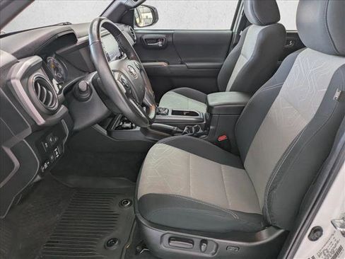 Used 2022 Toyota Tacoma TRD Off-Road image 15