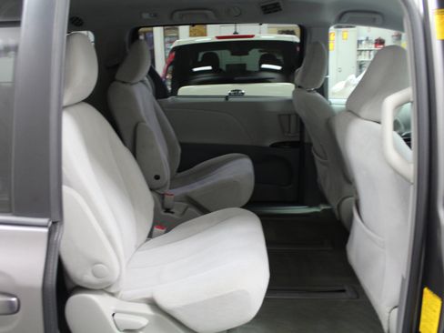 Used 2014 Toyota Sienna LE image 26