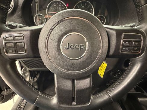 Used 2014 Jeep Wrangler Unlimited Sahara w/ Connectivity Group AWD/4WD image 13
