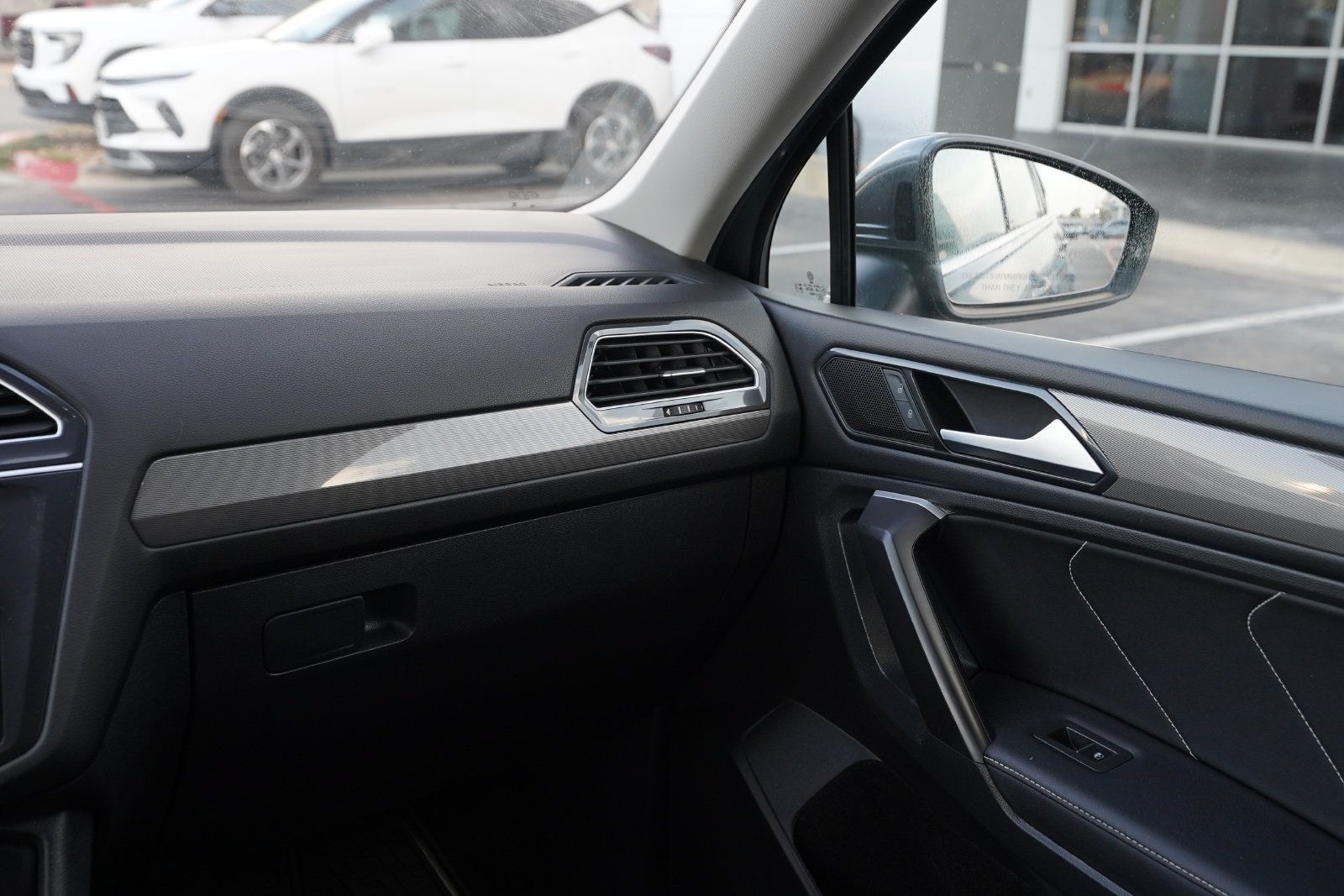 Used 2024 Volkswagen Tiguan SE FWD image 8