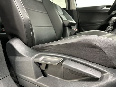 Used 2021 Volkswagen Tiguan SE image 28