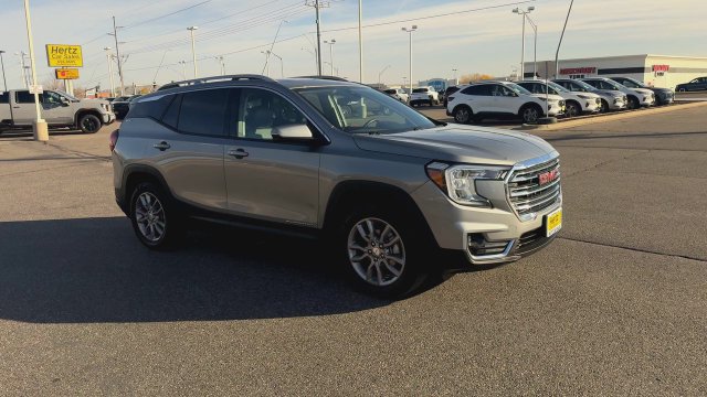 Used 2024 GMC Terrain SLT AWD/4WD image 2