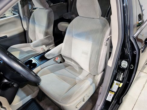 Used 2015 Toyota Sienna LE FWD image 18
