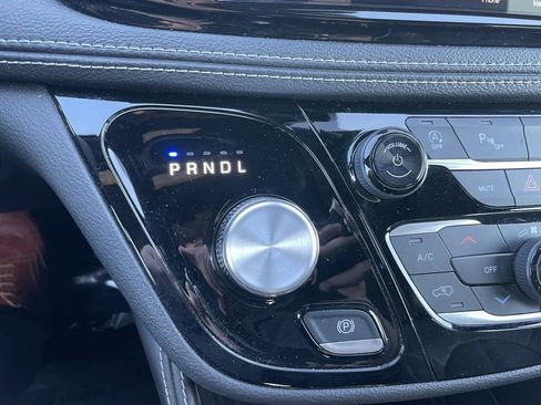 Used 2025 Chrysler Pacifica Limited image 14