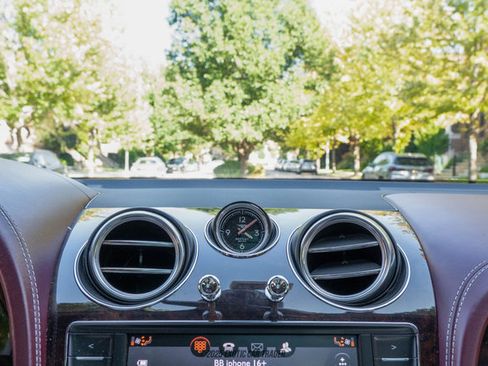 Used 2019 Bentley Bentayga image 77