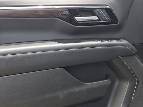 Used 2025 Chevrolet Suburban Premier AWD/4WD image 21
