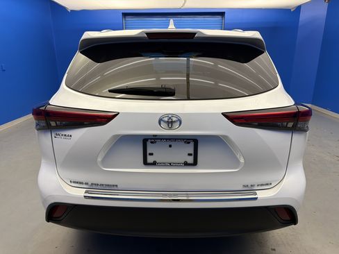 Used 2022 Toyota Highlander XLE image 6