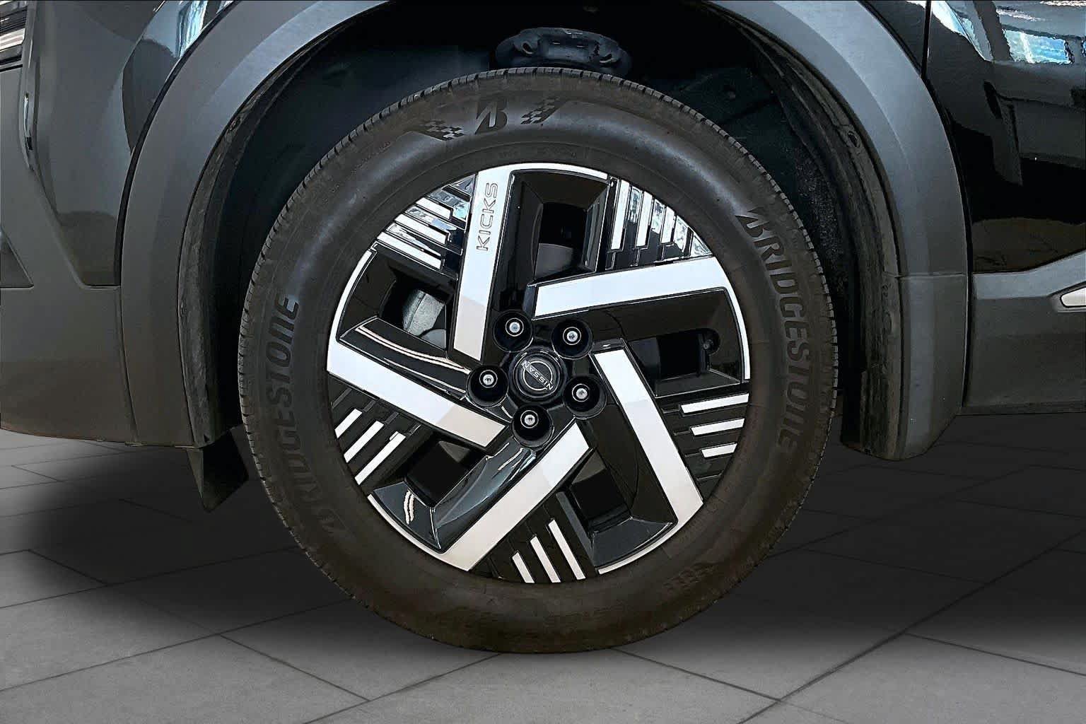 Used 2025 Nissan Kicks SV FWD image 9