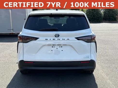 Used 2024 Toyota Sienna LE image 3