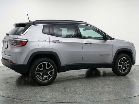 Used 2025 Jeep Compass Trailhawk AWD/4WD image 9