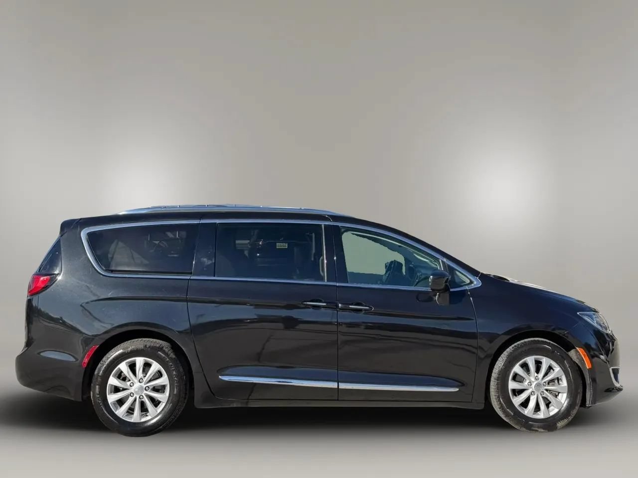 Used 2019 Chrysler Pacifica Touring-L FWD image 4
