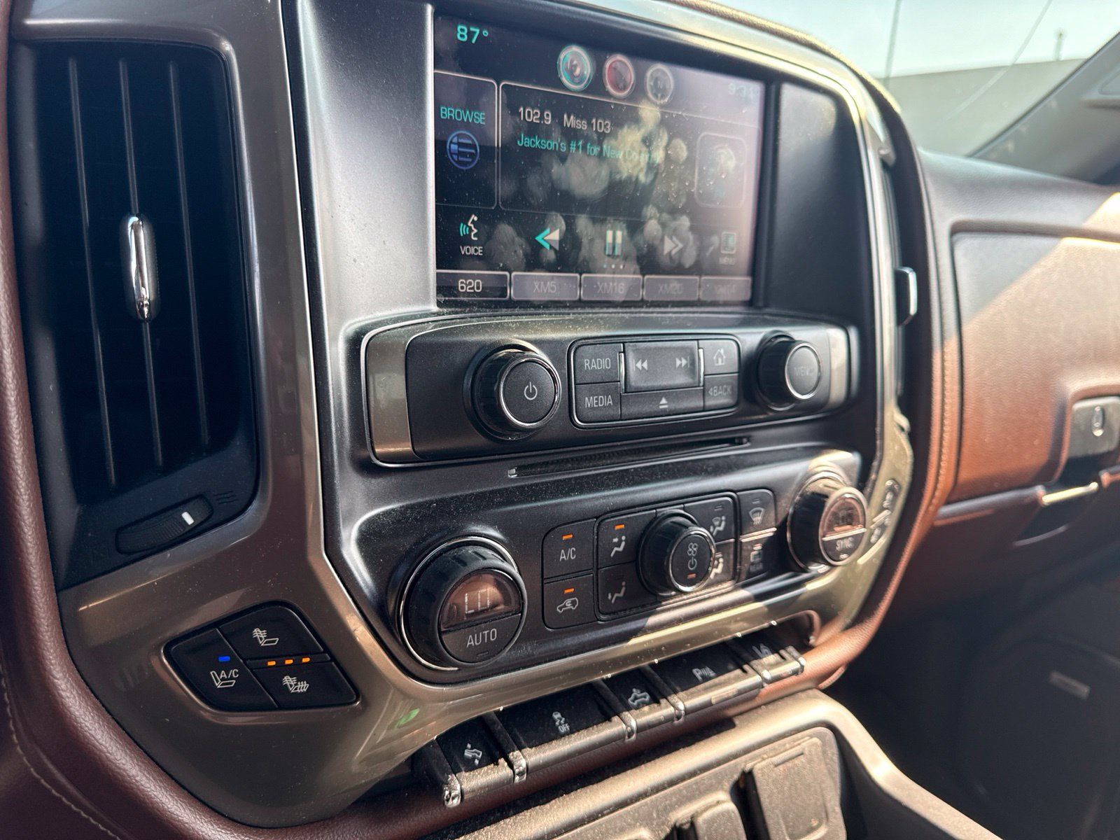 Used 2015 Chevrolet Silverado 1500 High Country w/ High Country Premium Package AWD/4WD image 15