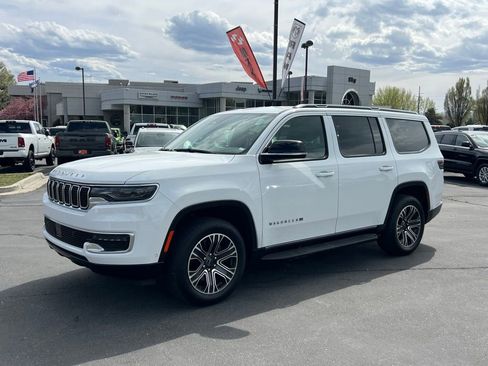 Used 2025 Jeep Wagoneer 4WD image 1