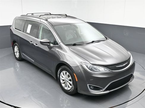 Used 2017 Chrysler Pacifica Touring-L FWD image 23