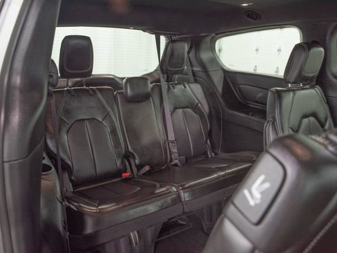 Used 2025 Chrysler Pacifica Select FWD image 19