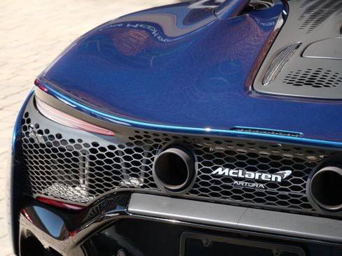 Used 2023 McLaren Artura image 14