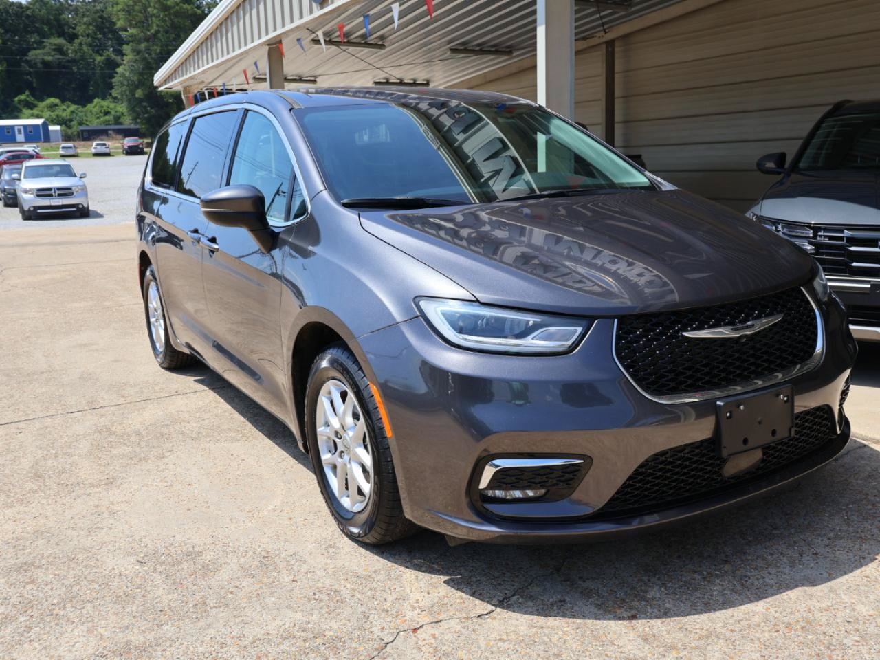 Used 2025 Chrysler Pacifica Select FWD image 3