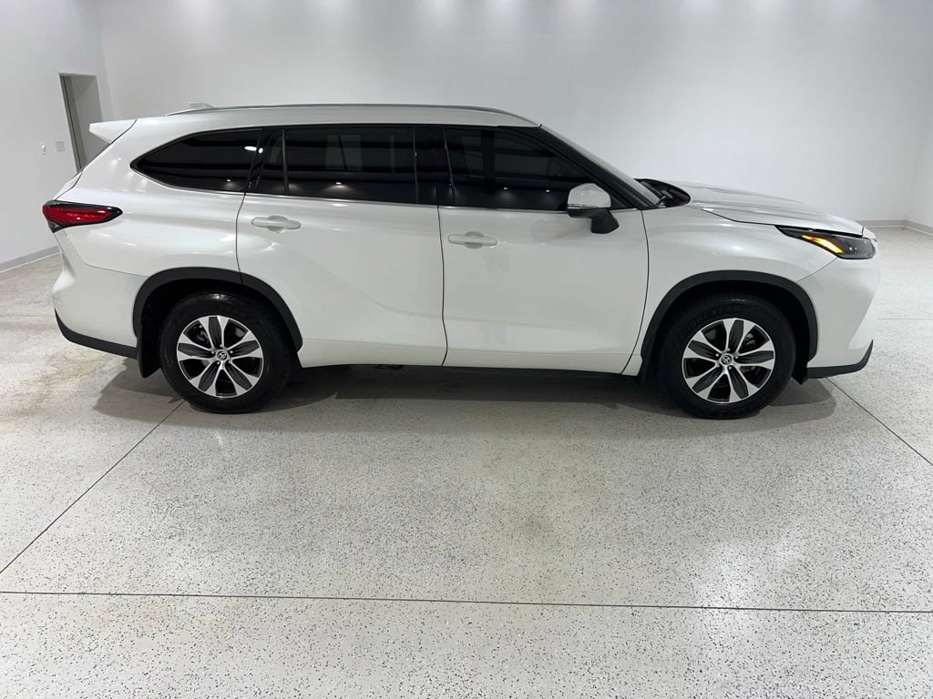 Used 2021 Toyota Highlander XLE AWD/4WD image 6