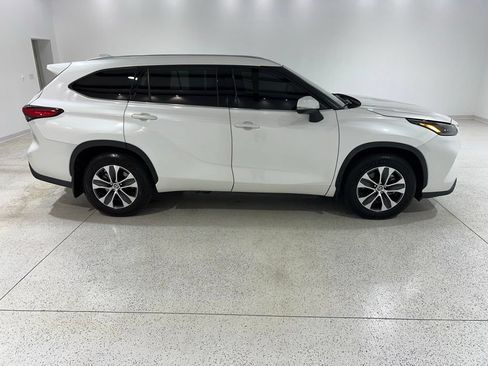 Used 2021 Toyota Highlander XLE AWD/4WD image 6