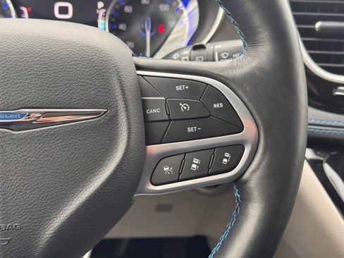 Used 2021 Chrysler Pacifica Touring w/ Uconnect Theater Family Group image 11