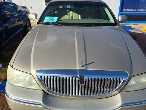 Used 2006 Lincoln Town Car Signature image 2