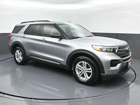 Certified 2024 Ford Explorer XLT RWD image 2