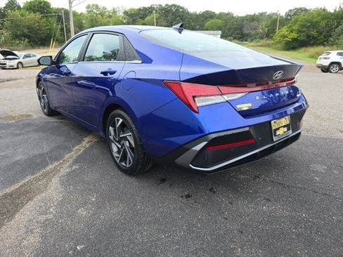 Used 2024 Hyundai Elantra Limited image 3