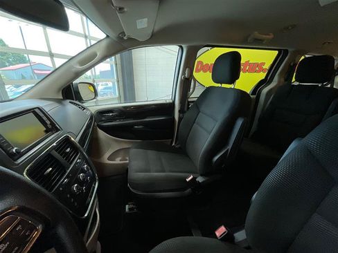 Used 2020 Dodge Grand Caravan SE FWD image 12