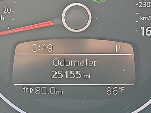 Used 2014 Volkswagen Beetle TDI FWD image 12