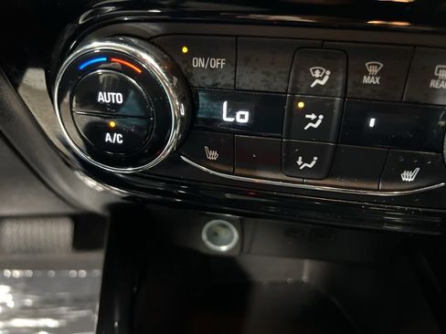 Used 2024 Chevrolet Trax RS FWD image 32