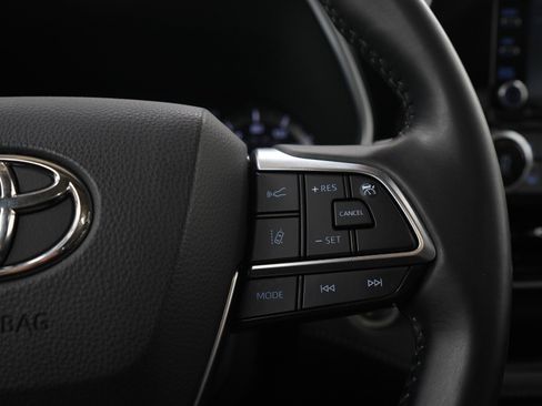 Used 2021 Toyota Highlander XLE AWD/4WD image 25