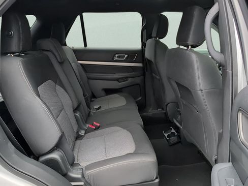 Used 2018 Ford Explorer XLT image 29