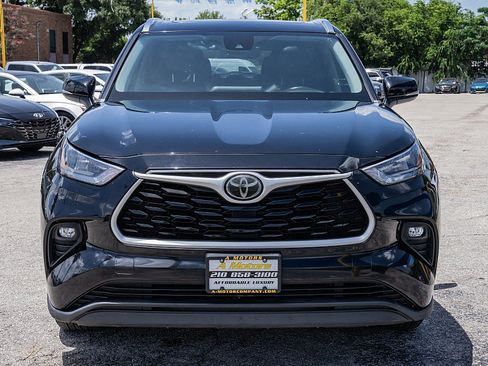 Used 2020 Toyota Highlander XLE FWD image 2