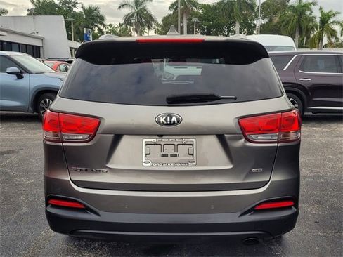 Used 2016 Kia Sorento LX w/ LX Convenience Package image 6