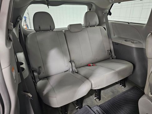 Used 2015 Toyota Sienna XLE Premium FWD image 18