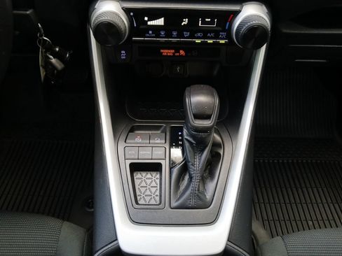 Used 2021 Toyota RAV4 LE FWD image 10